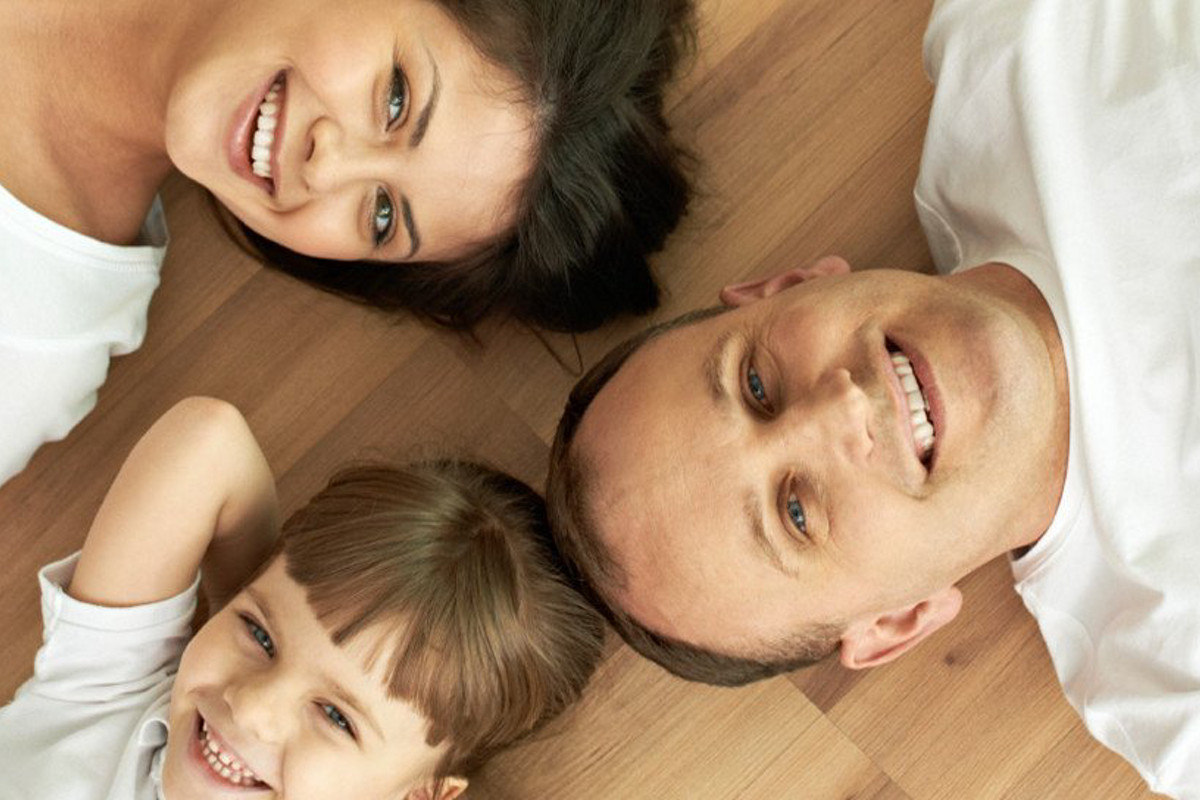 kobold magazin family on floor smiling close up