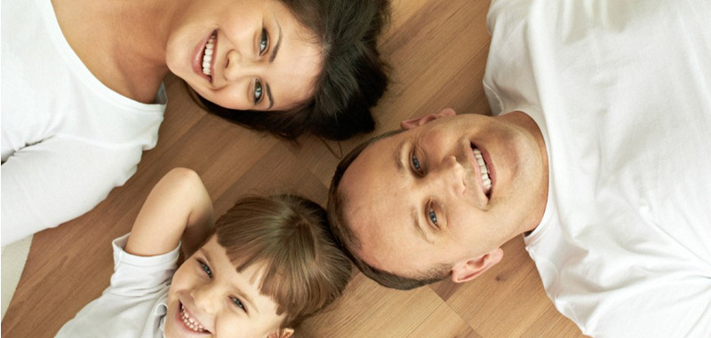kobold magazin family on floor smiling close up