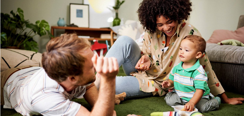 kobold magazin man woman playing with child on floor