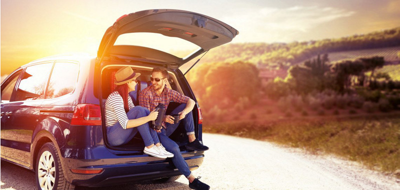 kobold magazin man woman sitting car trunk