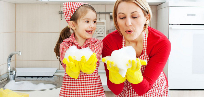 kobold magazin woman and child cleaning foam