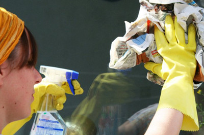 kobold magazin woman cleaning window with cleaning cloth