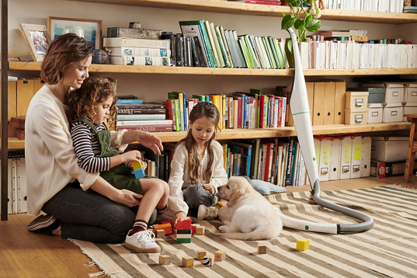 kobold vb100 sb sd mother 2 daughters and dog workroom playing