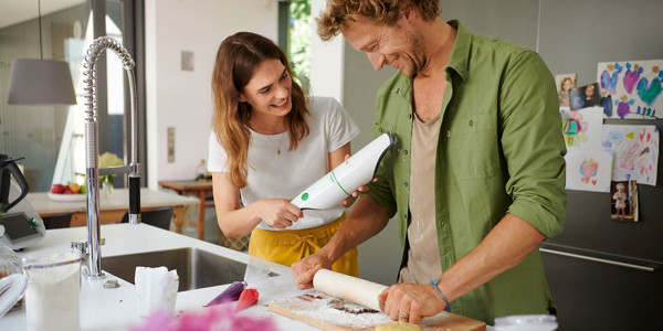 kobold vc100 man bakes woman vacuums 2 1