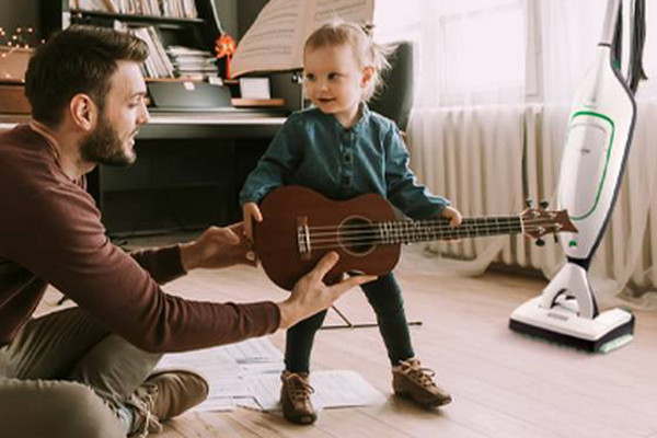 kobold vk200 boy father playing guitare
