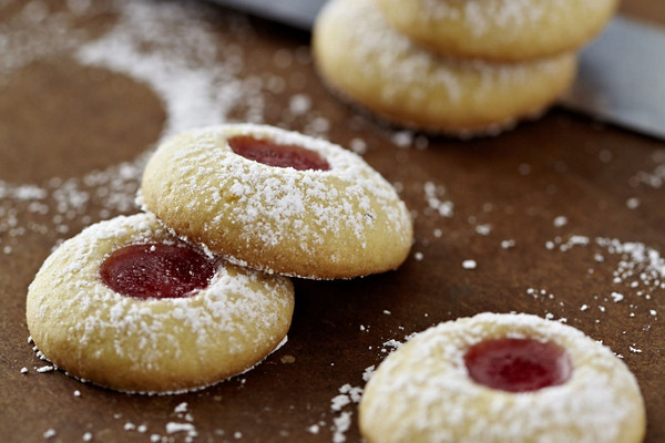 Backe leckere Kekse mit Marmeladenfüllung