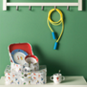 Conjunto de louça infantil duas caixas com ilustrações alegres corda de saltar pendurada e chávena com colher na mesa