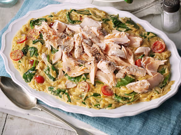 Massa com salmão e espinafres