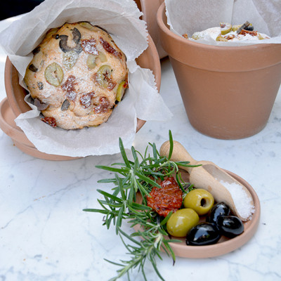 Brot im Tontopf und Oliven