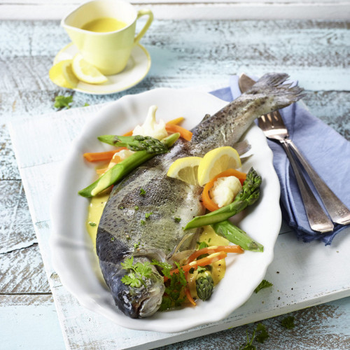 Frischer Fisch mit grünem Spargel