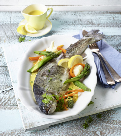 Frischer Fisch mit grünem Spargel