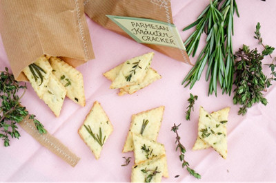 Kleine Geschenke, große Freude: Selbst gemachte Parmesan Kräuter Cracker