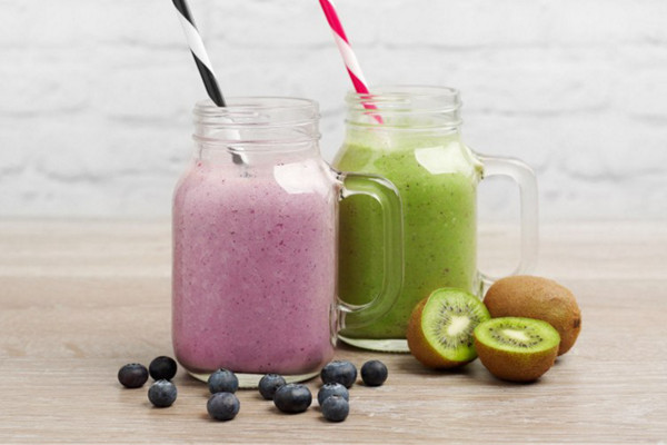 Erfrischende Smoothies mit Blaubeeren und Kiwi