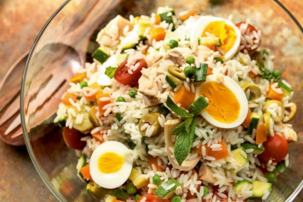 salada de arroz e atum