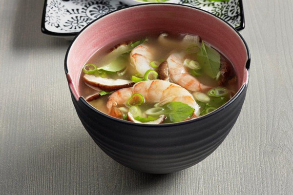 Chinesische Suppe mit Garnelen