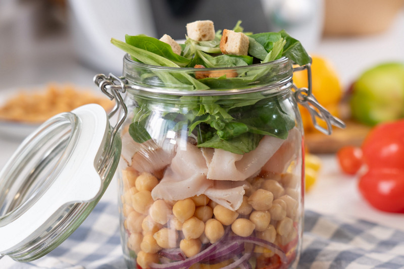 Ensalada en tarro de garbanzos y espinacas