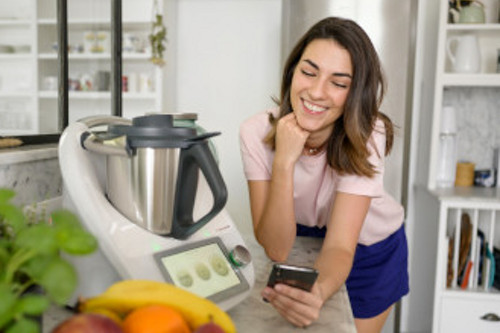 Frau und Thermomix