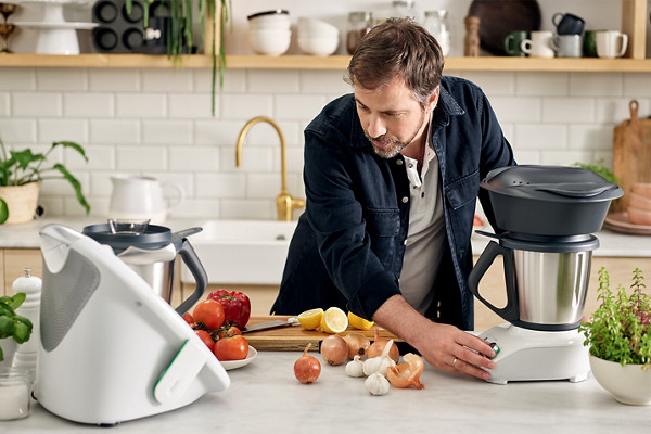 Homem a cozinhar com a Bimby® TM6 e Bimby® Friend