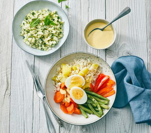 Gemüse-Bowl mit Saté-Sauce und Zucchini-Minz-Salat