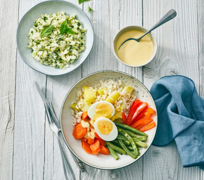 Gemüse-Bowl mit Saté-Sauce und Zucchini-Minz-Salat