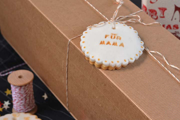 Fondant-Kekse als Anhänger für Geschenke 