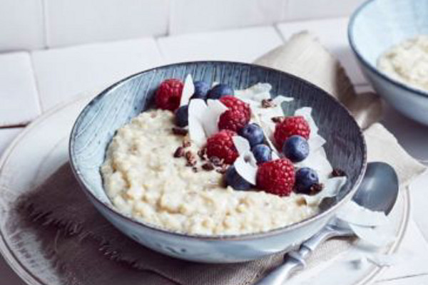 Fruchtiges Kokos-Porridge mit Himbeeren
