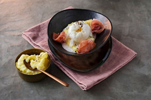 Wachsweiches Eimitbuttrigem Erdäpfelpüree & Knoblauch-Kokos-Wolke