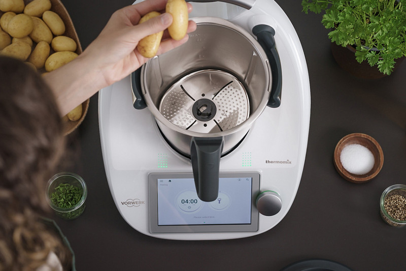 Kartoffeln schälen mit der neuen Thermomix® Welle mit Peeler. 