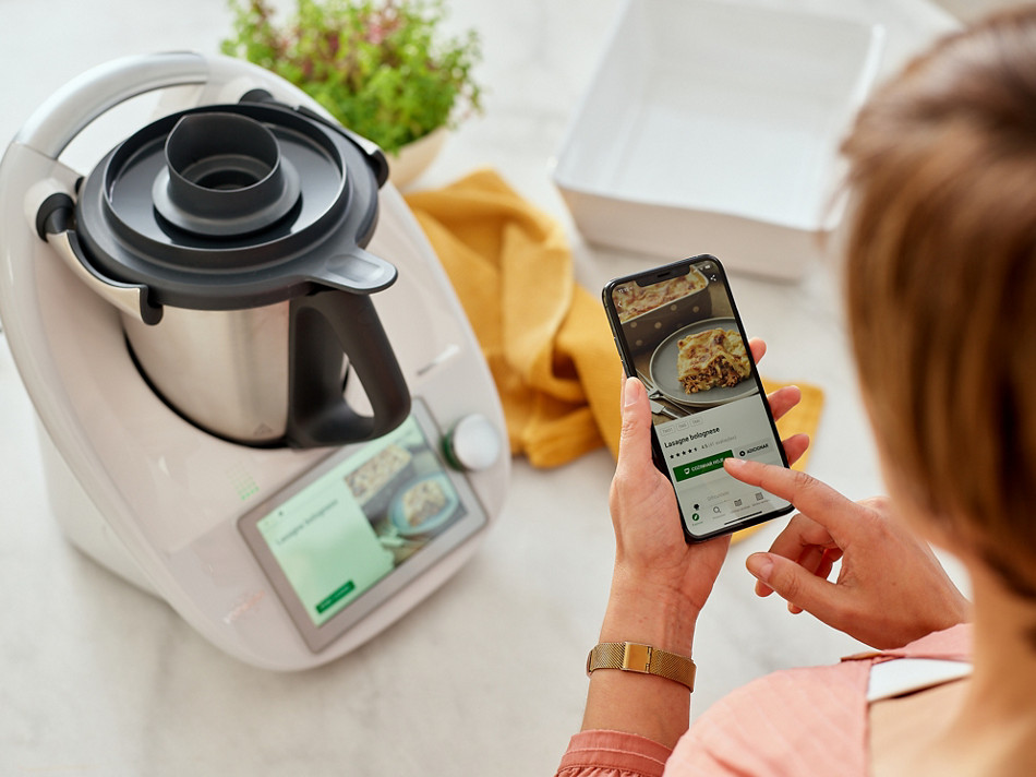 thermomix tm6 cookidoo woman with mobile phone