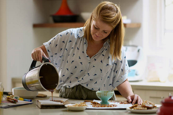 thermomix tm6 woman with chocolate cake