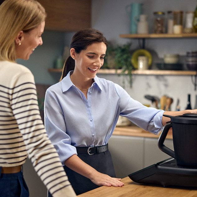 thermomix tm6 women advisor serving food