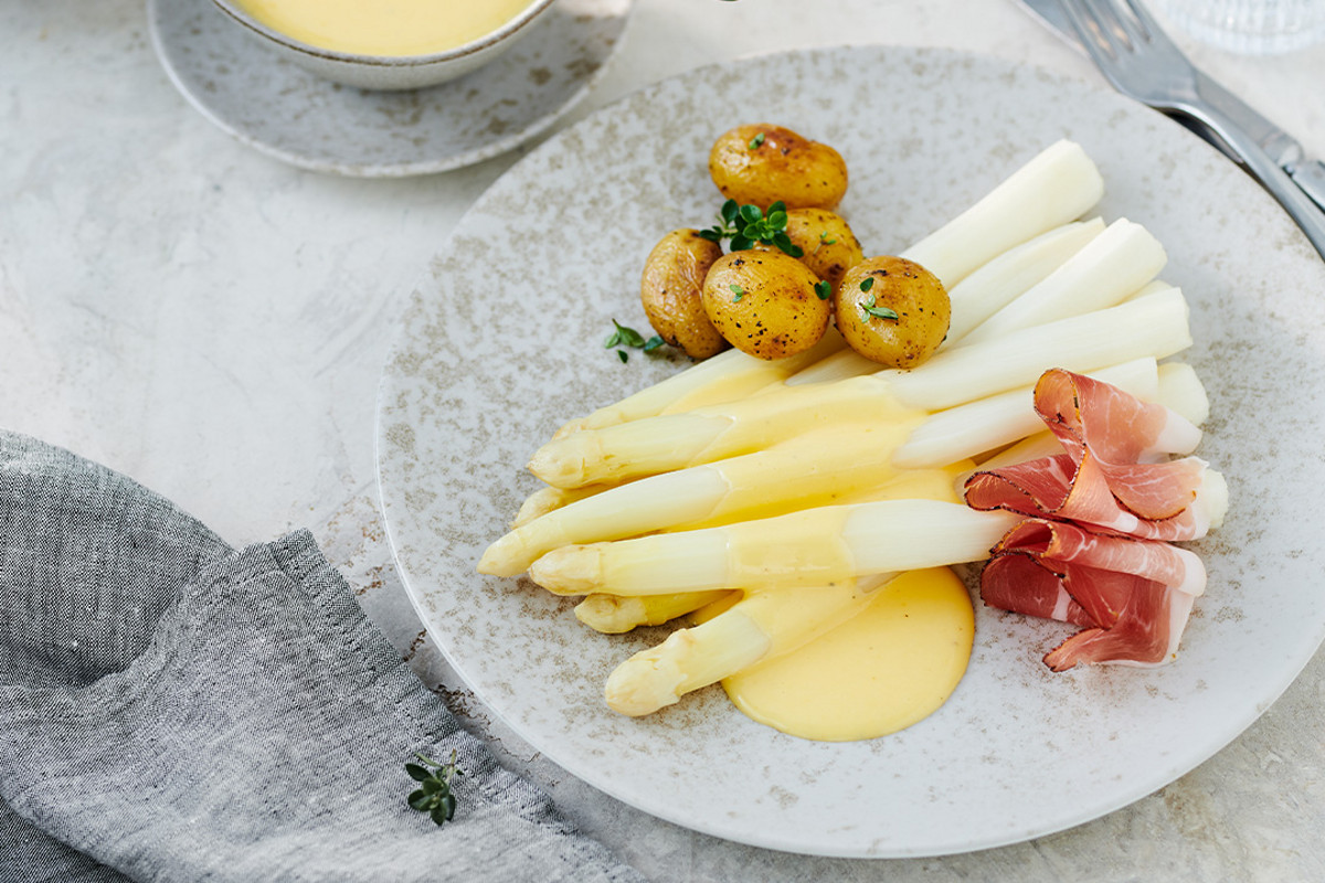 Spargel und Kartoffeln mit Sauce Hollandaise