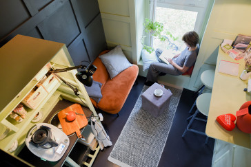 Anni Reisacher sitzt in der Küche ihres Tiny House