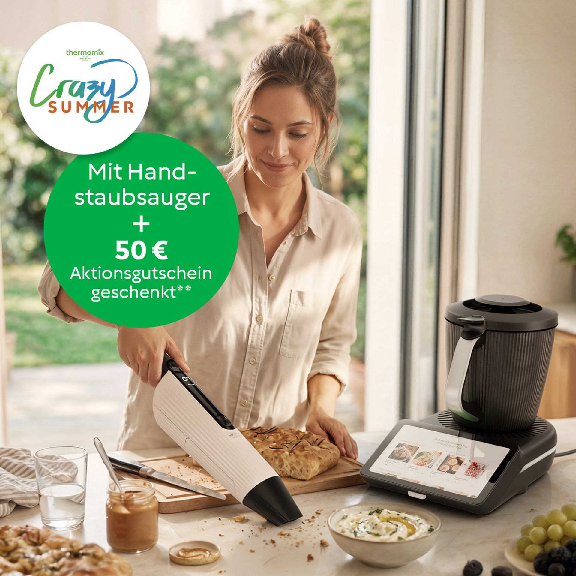 Frau nutzt Kobold VM7 und Thermomix® TM7 in einer Küche mit Crazy Summer Aktion für Gratis-Gutschein und Handstaubsauger.