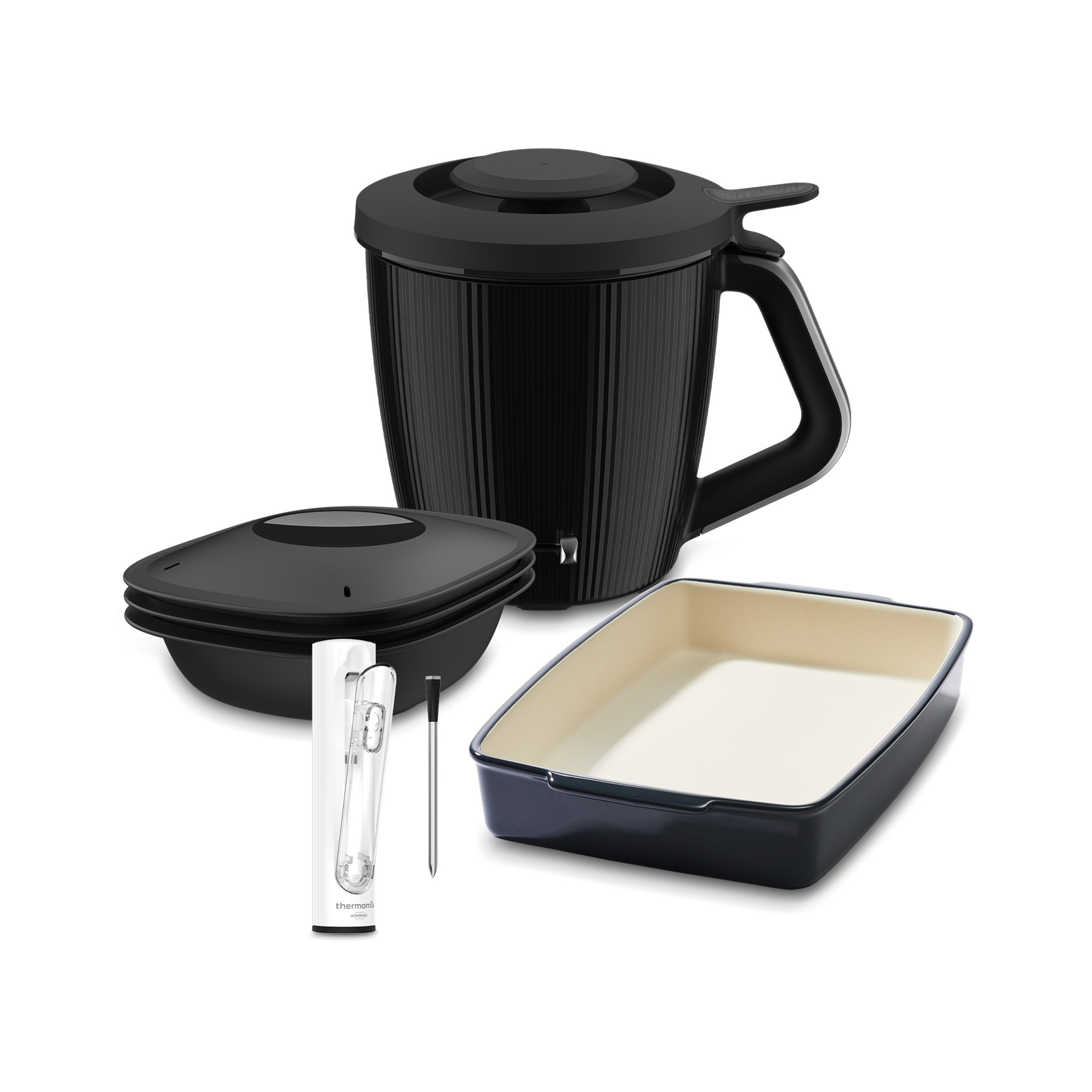 Ein Thermomix-Mixtopf neben Varoma, Sensor und Steingutform