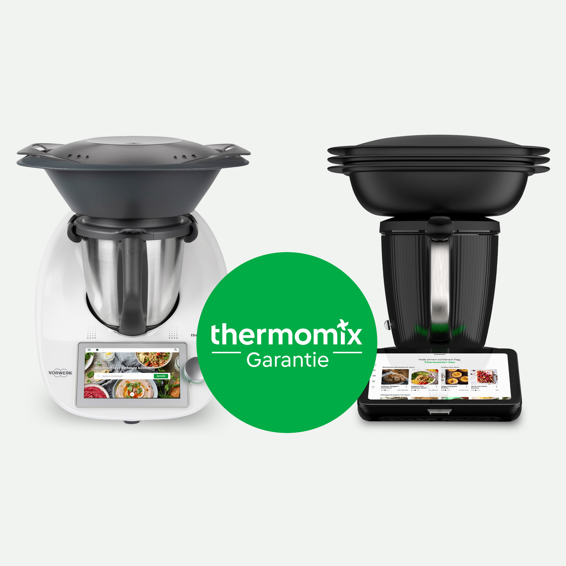 Thermomix® TM6 und Thermomix® TM7 mit Varoma, grünes Thermomix Garantie-Logo in der Mitte.
