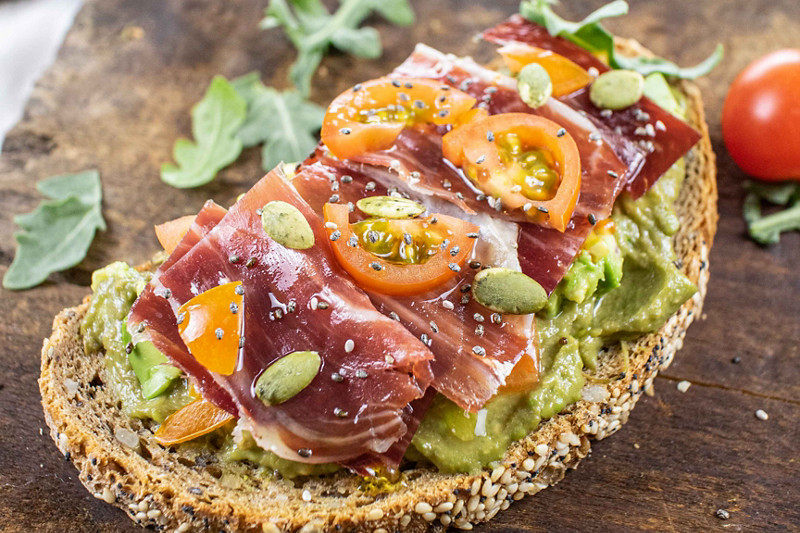 tostada de guacamole con jamon iberico 1