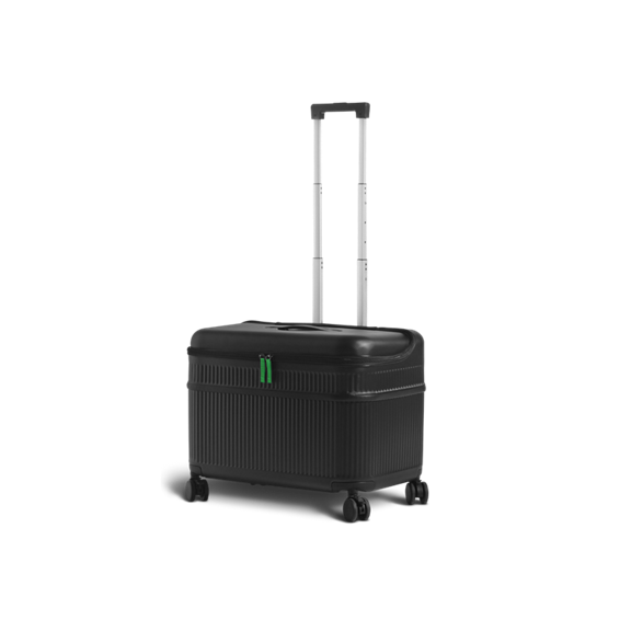 Trolley rígido preto com quatro rodas e pega telescópica ideal para transportar objetos em segurança