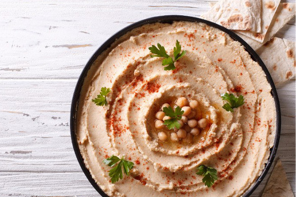 Hummus passt auch gut zu Tortilla-Chips