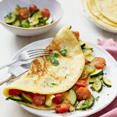 Vegane Pfannkuchen mit Zucchini und Tomate