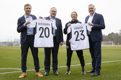 Fototermin mit DFB-Partner Vorwerk beim Training der Frauen-Nationalmannschaft am DFB-Campus, DFB-Geschaeftsfuehrer Holger Blask, Dr. Thomas Stoffmehl (Speaker of the Executive Board Vorwerk SE & Co.), Bundestrainerin Martina Voss-Tecklenburg, Sido Jan Hofmann (Vorstand Vorwerk Deutschland Stiftung & Co. KG), Frankfurt am Main, 14.02.2023, Foto: Thomas Boecker/DFB