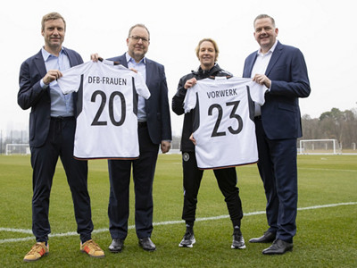 Fototermin mit DFB-Partner Vorwerk beim Training der Frauen-Nationalmannschaft am DFB-Campus, DFB-Geschaeftsfuehrer Holger Blask, Dr. Thomas Stoffmehl (Speaker of the Executive Board Vorwerk SE & Co.), Bundestrainerin Martina Voss-Tecklenburg, Sido Jan Hofmann (Vorstand Vorwerk Deutschland Stiftung & Co. KG), Frankfurt am Main, 14.02.2023, Foto: Thomas Boecker/DFB