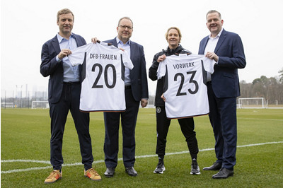 Fototermin mit DFB-Partner Vorwerk beim Training der Frauen-Nationalmannschaft am DFB-Campus, DFB-Geschaeftsfuehrer Holger Blask, Dr. Thomas Stoffmehl (Speaker of the Executive Board Vorwerk SE & Co.), Bundestrainerin Martina Voss-Tecklenburg, Sido Jan Hofmann (Vorstand Vorwerk Deutschland Stiftung & Co. KG), Frankfurt am Main, 14.02.2023, Foto: Thomas Boecker/DFB