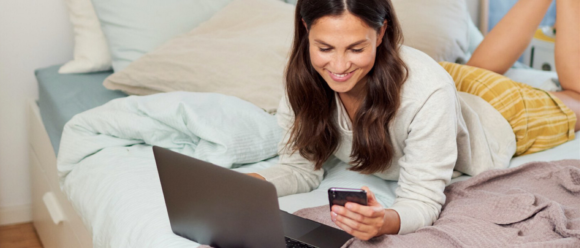 vorwerk factoring img stage woman on bed laptop mobile