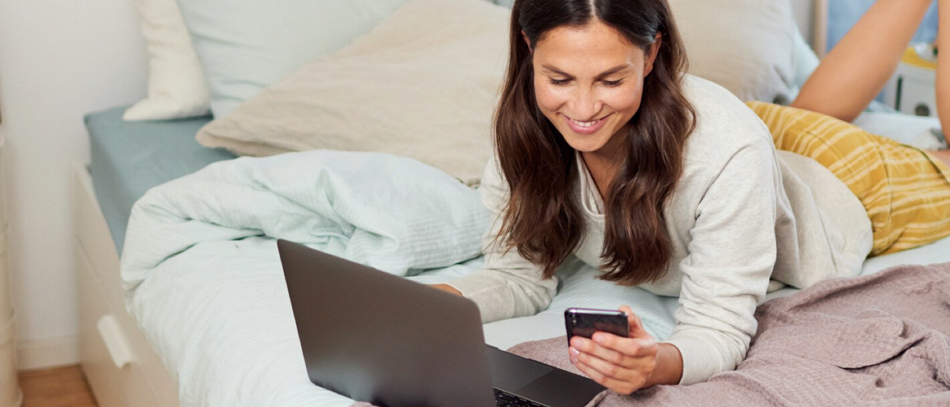 vorwerk factoring img stage woman on bed laptop mobile