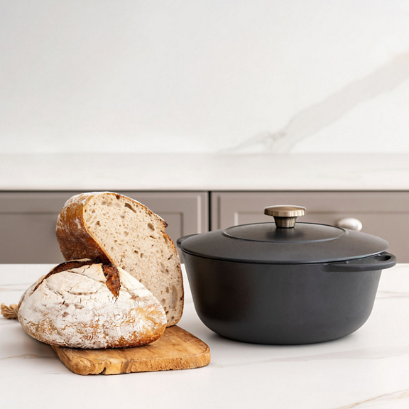 zeliwne naczynie do pieczenia chleba casserole lifestyle bread