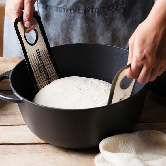 zeliwne naczynie do pieczenia chleba casserole lifestyle wyrastanie